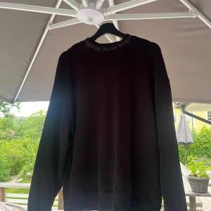 Acne Flogho Sweatshirt  - Den är i xs, men oversized. Jag är 178 och sitter bra på mig.