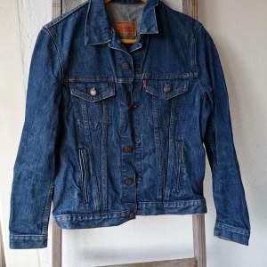 Jättesnygg vintage Levi's jeans jacka i Tucker modell i storlek 38 Passar både tjej och kille