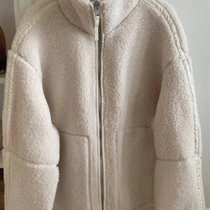 Pile/teddy jacka HM - Den virala pile jackan från HM som  varit slut såld länge i stl xs men passar s också i fint skick ! Creme / vit i färgen 