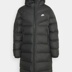 Nike vinterkappa herr - Fick en jacka i present som inte passar. Lapparna finns kvar. Kvitto går att få fram ny pris cirka 3500kr.