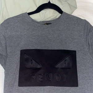 Fendi T-Shirt  - Grå Fendi t-shirt, storlek M men passar ända ner till Xs eftersom den är liten k storleken. 
