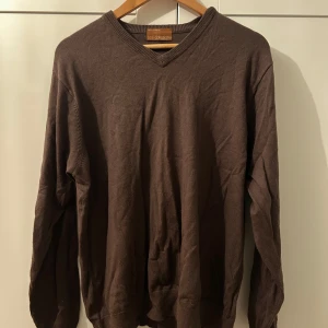 Brun kashmirtröja från Collezione - Säljer en supermjuk brun kashmirtröja från Collezione. Den har en klassisk v-ringning och långa ärmar, perfekt för höst och vinter. Tröjan är i mycket bra skick och passar både till vardags och lite finare tillfällen. Ett måste för garderoben! 🍂