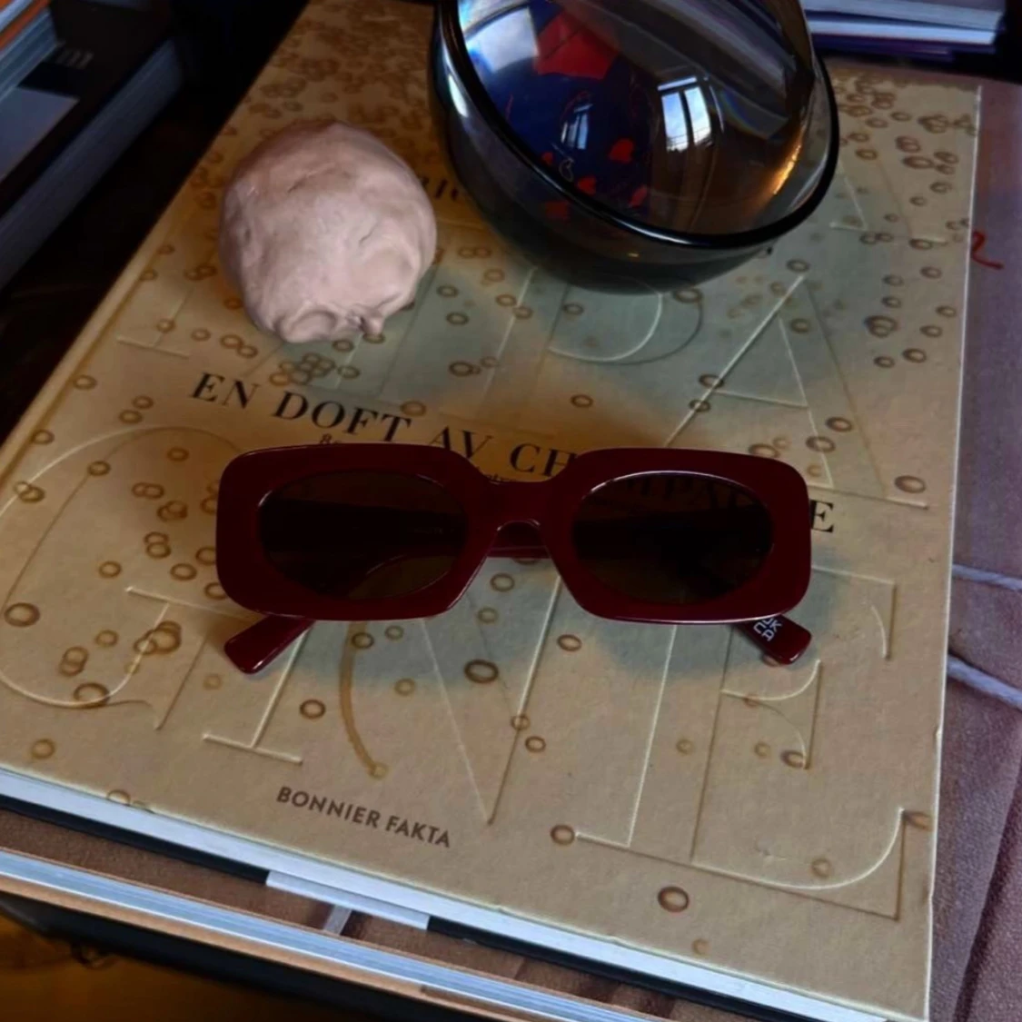 Vinröda solglasögon