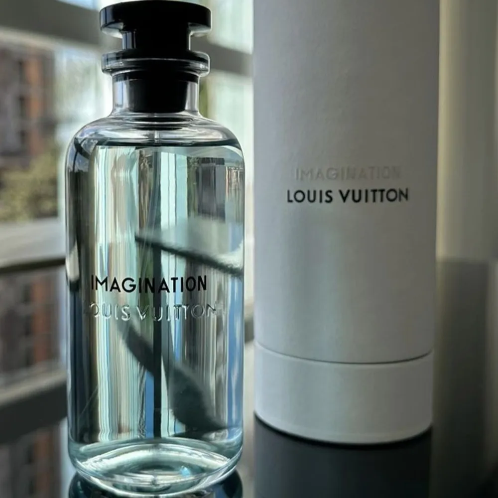 Säljer en lyxig parfym från Louis Vuitton, 'Imagination' 100ml. Flaskan är elegant med en ljusblå vätska och svart kork. Kommer i en stilren vit förpackning med märkets logga. Louis Vuittons mest eftertraktade parfym. Nypris 3400kr. Perfekt för den som vill ha en exklusiv doftupplevelse. Passar både till vardags och speciella tillfällen. Skriv vid funderingar. Parfym.