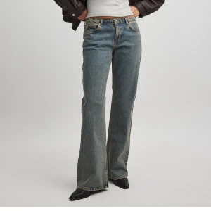 Blå bootcut jeans - Säljer ett par snygga blå bootcut jeans i klassisk stil. De har en låg midja och är perfekta för både vardag och fest. Jeansen är i ny skick och har en skön passform som ger en avslappnad look. Perfekta för alla tillfällen💕 köpta för 700 kr på NA-KD, skriv för egna bilder💕