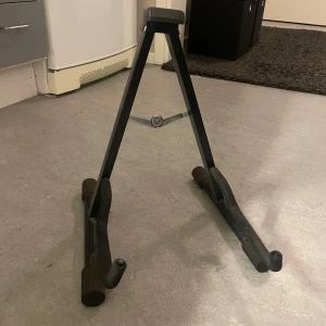 Gitarrställ - Gitarrställ i hyfsat skick säljes