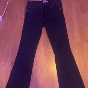 Lager 157 jeans - Svart gråa lager 157 jeans modell bootcut. Köpta ett tag sen för 400kr och aldrig använd. Passar mig som e storlek 32-34 men är lite stora så skulle säga storlek 36💗 priset kan diskuteras 