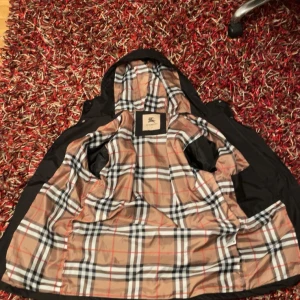 Burberry vindjacka - Säljer min burberry vindjacka den är exakt som helt ny och använd den 1 gång, föredrar min andra jacka. Den är storlek s