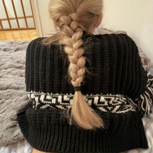 Super snygg virkad tröja - Ursnygg virkad tröja från hm, storlek xs men mer som en s. Sitter så fint och skapar en fin siluette. Knappt använd. Perfekt till höst/ vinter :) skriv vid frågor 💓