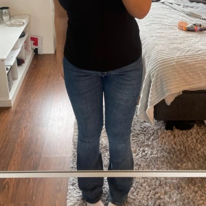 Blåa jeans  - Mörkblåa jeans som inte kommer till användning, jenasen är lowwaist bootcut o är extremt nya.