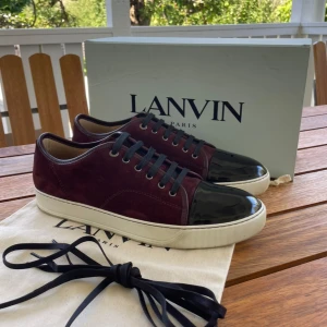 Lanvin skor  - Hej! Säljer nu dessa super sällsynta och snygga lanvin skor. Skorna är i nyskick 10/10 Bara testade. Med skorna medföljer dustbag och extra skosnören 