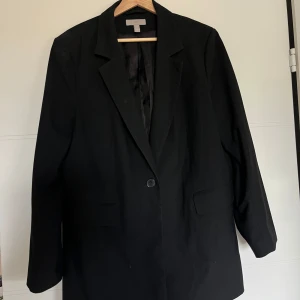 Svart oversized blazer - Säljer en stilren svart oversized blazer med en knapp framtill. Använd några gånger, lite större i storlek