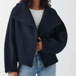 Mörkblå kappa💙 - Säljer min as snygga mörkblå kappa som e as snygg! Passar perfekt till hösten!💙🌟