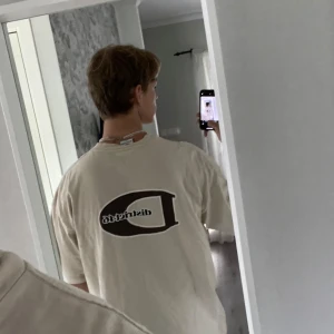 T-shirt - District Fortysix - Oversized beige T-shirt från District fortysix Skick 9/10 (nyskick, endast använd fåtalet gånger) Nypris 499 kr