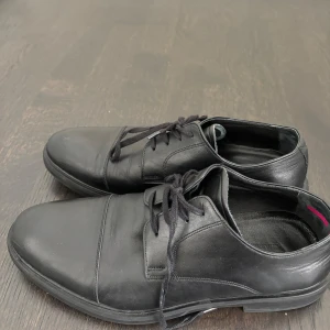 Kostymskor/ finskor i storlek 40 - Kostym/finskor i storlek 40. Använd mellan 2-3 gånger och är i väldigt fin skick. Pris kan diskuteras 