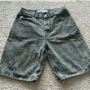 Polar skate co. Bigboy shorts grön - Nästan som nya bigboy shorts. Använda några gånger men inga hål eller slitmärken. 