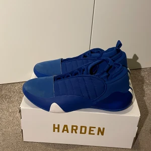 Harden 7 - Säljer mina basketskor som jag köpte för ett år sedan, men har nu växt ur dem. Jag köpte dem för 1600kr. De är i bra skick 9/10. Storlek 43, 1/3. Boxen ingår. 