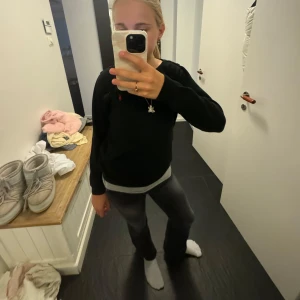 Jättefin tröja från polo 👚❤️❤️❤️ - En superfin tröja från polo med små knappar på axlarna, det står L men skulle säga att den är i storlek XS