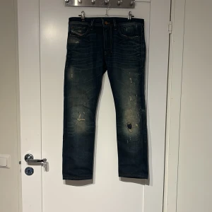 Grisch Diesel slitage mörkblå slim jeans i nyskick - Superfint skick! Smala i passformen, superbra pris för ett par så fina secondhand diesel jeans, inte mycket använda:)😁