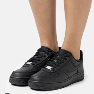 Svarta Nike Air Force  - Bra skick, lite använd skriv för mer bilder😌kontakta innan. Kan byta mot ett par vita eller några andra skor