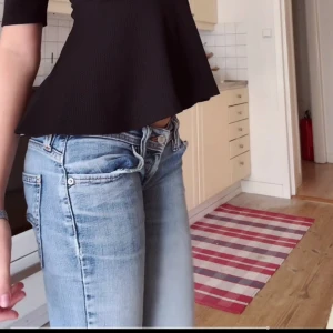 Levis lågmidjade jeans 💙 - Lägger ut en till annons på Levis jeans. Sytt om från mid till Low rise 💙 insydda i lår 💙 dom är vintage och går ej att köpa längre 💙 kom med prisförslag från 400kr💙 skriv för mått och fler bilder!