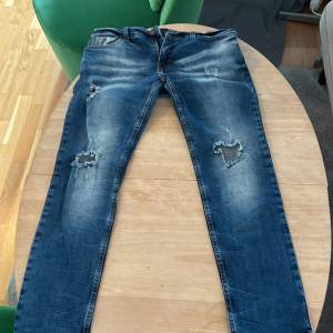 Säljer dom här jeans skick 7/10 benlängden är 72 cm skriv om du har funderingar och priset är inte spikat i sten. 