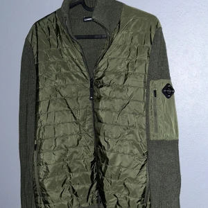 J Lindeberg cardigan  - Tja! Säljer denna snygga cardigan som passar perfekt inför hösten/vintern. Den har används få antal gånger och därmed är skicket 10/10. Hör gärna av er för fler frågor😃