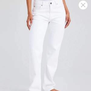 Vita low waist jeans från bikbok stl 26:34 säljer då de blivit försmå o ej användas längre. Därav mycket bra skick💞💞 