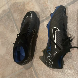 Nike fotbollsskor  - Storlek 41, använda men inget är sönder på dom. Bra skick. Går ner i pris vid snabb affär