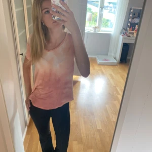 Hollister T-skirt  - Jätte fin, hollister t-skirt. Jätte fint material som är jätte mjukt 😍knappt använd. Jätte stretchig.  Säljer då den inte kommer till användning