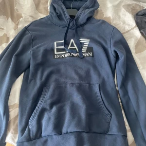 emporio armani hoodie  - En hoodie i bra skick och i storlek M! 💕