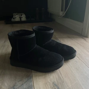 Uggs - Säljer dessa uggs från skopunkten då de är för små. Köptes i vintras, storlek 36🫶🏼 Skriv för mer info o bilder😚