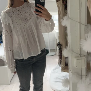 Blus - Vit blus från hm som inte säljs längre Den är väl använd och har några fläckar längst ner på ärmarna (se bild två) och hål som är ihopsydda i armhålorna (se bild tre)