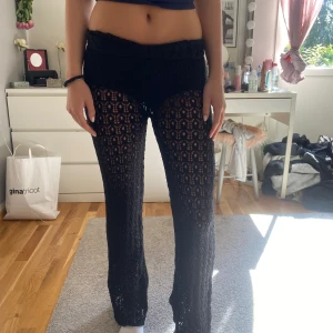 Svarta Virkade spetsbyxor  - Jättefina virkade spetsbyxor från boohoo i storlek s/m. Helt oanvända med prislappen kvar. Slutsålda och nypris var 599, pris kan alltid diskuteras! 