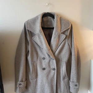 Fin höst kappa - Super fin grå kappa som inte kommer till användning💕  köpt second hand men i ny skick💕 inge defekter😊