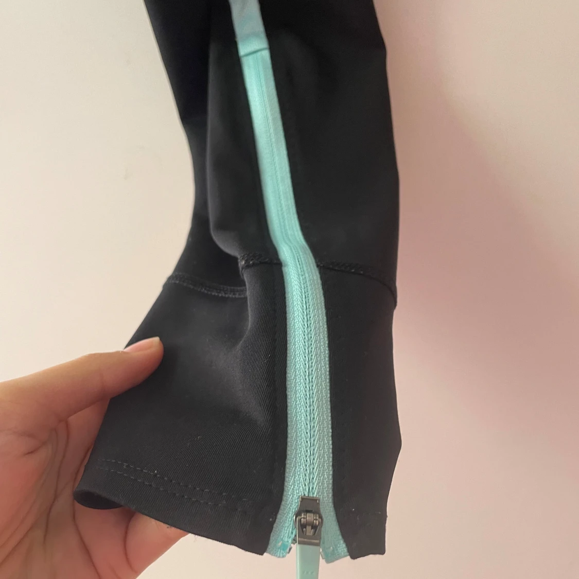 Svarta Adidas tränings byxor  - 90