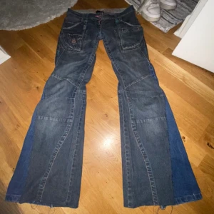 Sjukt coola jeans - Sjukt coola bootcut lowwaised jeans som jag har sytt ut. Använde mer förut men har ett par liknade som jag typ har bytt ut dom med.