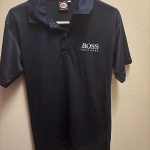 Hugo boss  - Har ett litet märke nere i högra hörnet annars är den i bra skick. Pris går att diskutera vid snabb affär🔥