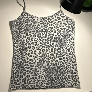 ETT JÄTTE fint leopard linne - Inte använt någon gång helt nytt!