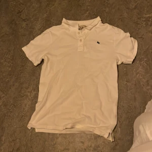 Vit skjorta  - En väldigt stilig vit skjorta knappast använd