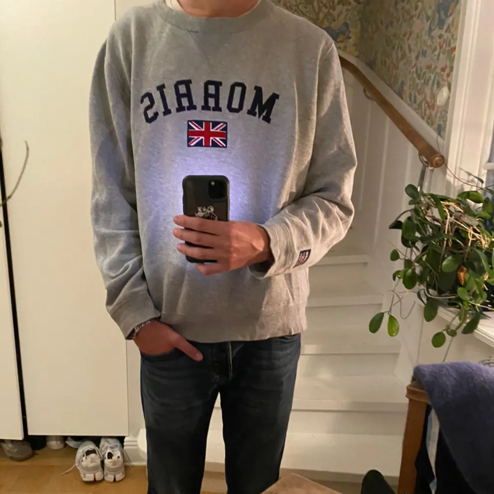 Morris crewneck tröja i bra skick. Klassisk och stilren design som passar perfekt till både vardag och mer avslappnade tillfällen. Hör av dig om fler bilder eller funderingar!. Tröjor & Koftor.