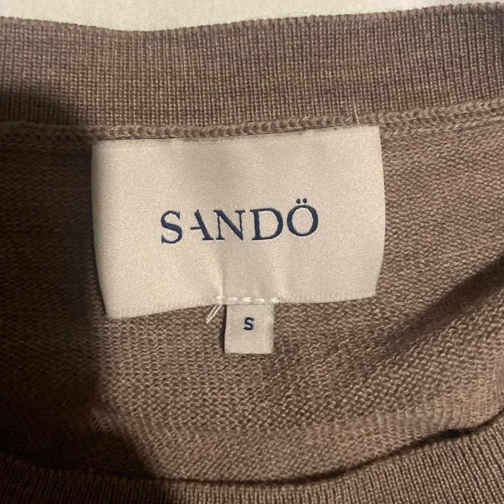 Säljer denna feta Sandö sweatshirt, 100% ull, storlek S men passar också M. Skick 9/10 inga defekter eller hål. Bara skriva privat för fler bilder eller frågor. Ny  pris 1099 kr. Tröjor & Koftor.