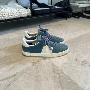 Valentino flycrew - ‼️INTRESSEKOl‼️Väntar på någon som kan buda runt 3,700kr då släpper jag dom , inga nitar saknas( får med två extra) dustbag medkommer ingen box osv, säljer dyrt då dom inte tillverkas längre och att dom är i en väldigt unik och eftertraktad färg