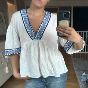 Zara blus - Såså snygg! Har fått mycket användning för den mycket men den är i fortfarande så bra skick! Slutsåld och säljs inte längre ! 🙌🏼🩵