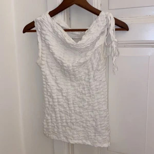 Vit topp - I ett mycket bra skick, bra passform, skriv privat vid funderingar💓🙌🏻