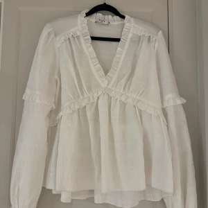 Vit blus NAKD - Söt vit volang blus från NAKD. Nyskick! Storlek S Nypris 399kr 