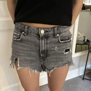 Skit snygga gråa jeans shorts ifrån zara. Jätte bra skick!