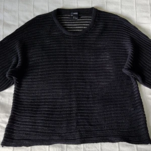 Svart stickad topp - see through - hålstickad - storlek S - Svart stickad tröja/topp. Så snygg och i fint skick. Storlek S. 