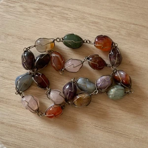 Halsband  - Otroligt fint vintage halsband med halvädelstenar! Används tyvärr inte av mig.