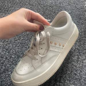 Super snygga sneakers som är super bekväma också 🎀🎀 tvättar såklart dom också innan jag postar dom💕😊 skriv för mer info och bilder 